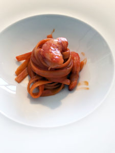 Fettuccine tiepide di semola con gamberi rossi e pepe rosa